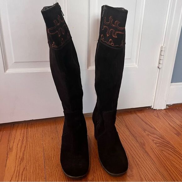 Clarks Dark Brown High Knee Suede Embroidered Wedge Rodeo Boots 8.5 - Picture 2 of 14